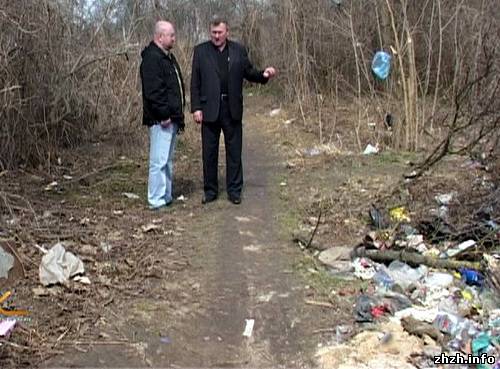 Жители Бердичев массово выбрасывают мусор на городское кладбище. ФОТО