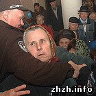 Надзвичайні події: В Житомире, во время сессии горсовета, милиция подралась с митингующими. ФОТО. ВИДЕО