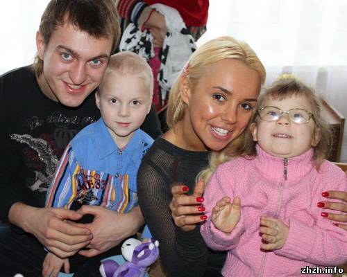 Украинские волонтеры помогают детям Житомирской области. ФОТО