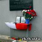 Город: Люди несут цветы к польскому дому в Житомире. ФОТО