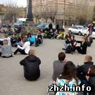 Нетрезвая женщина помешала молодежи провести первый бердичевский флешмоб. ФОТО