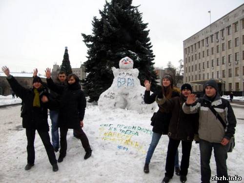 В Житомире из снега вылепили "Бабу Веру"