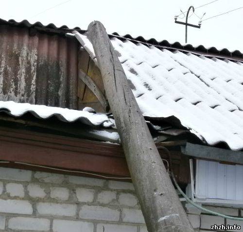 В Житомире на дом упал столб