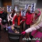 Світ: Девушки из Femen провело акцию «Гейм овер, mr. Gainer!». ФОТО
