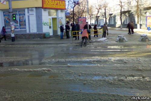 В Житомире рядом с мэрией прорвало трубу с горячей водой