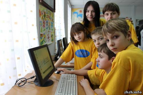 «УКРНЕТ» вместе с Потапом и Настей Каменских подарили компьютеры детям-сиротам