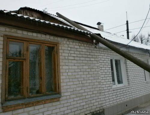 В Житомире на дом упал столб
