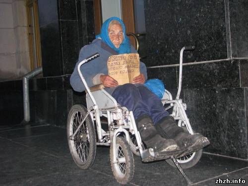 В Житомире у стен облгосадминистрации пенсионерка вновь объявила голодовку.ФОТО / Новости / Общество