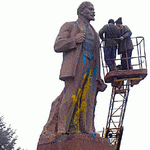 Общество: Самолет и памятник Ленину в Житомире чаще всего обливают краской. ФОТО