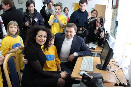 «УКРНЕТ» вместе с Потапом и Настей Каменских подарили компьютеры детям-сиротам