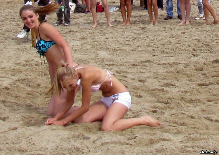 пляжный волейбол среди моделей